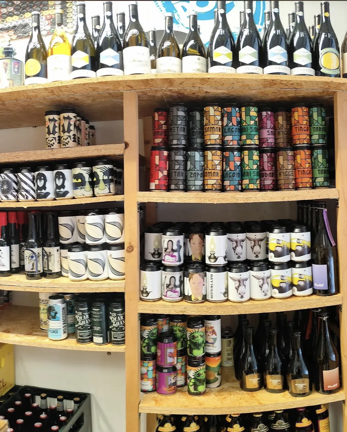 Scaffali pieni della bottega