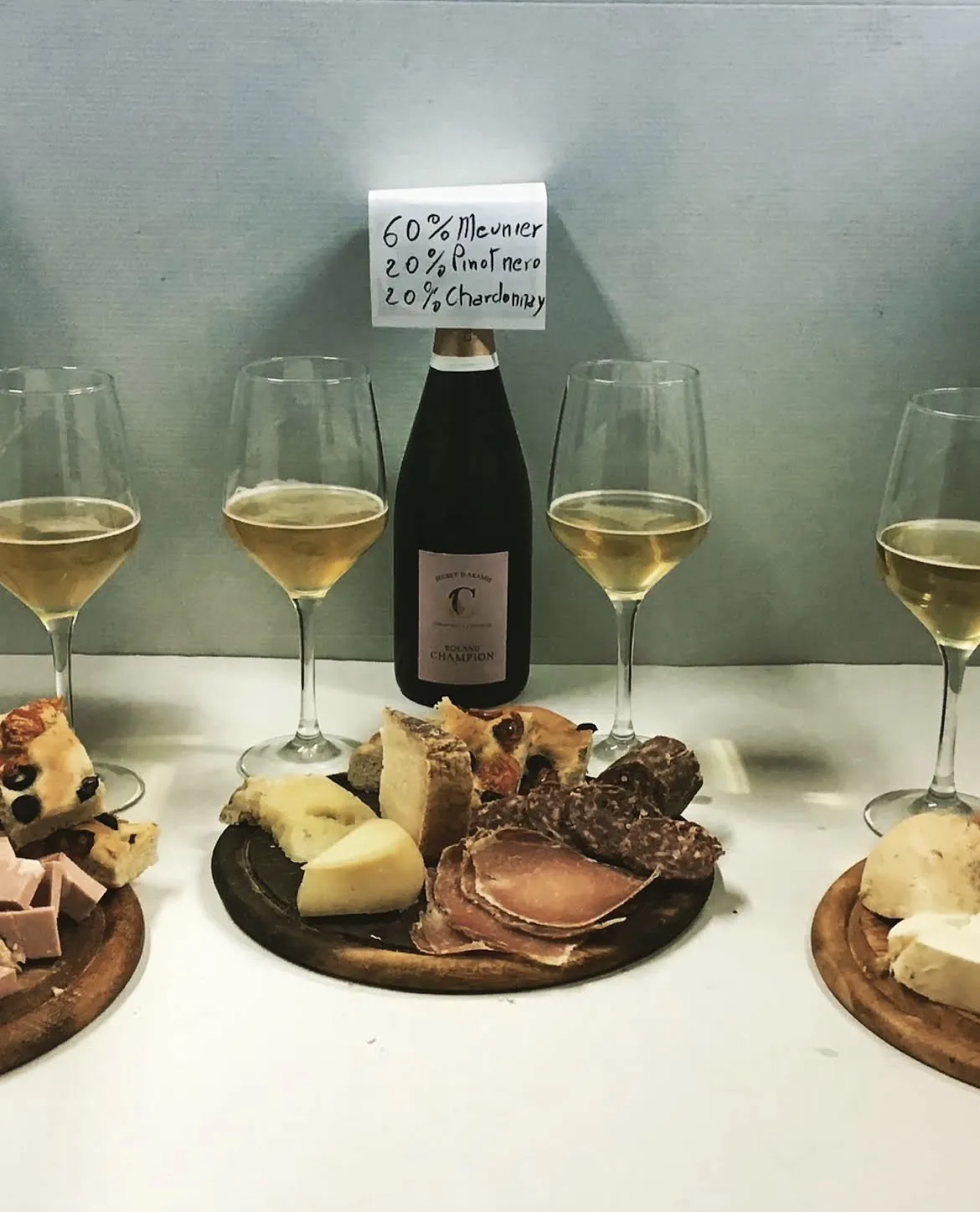 Bottiglia speciale servita con calici