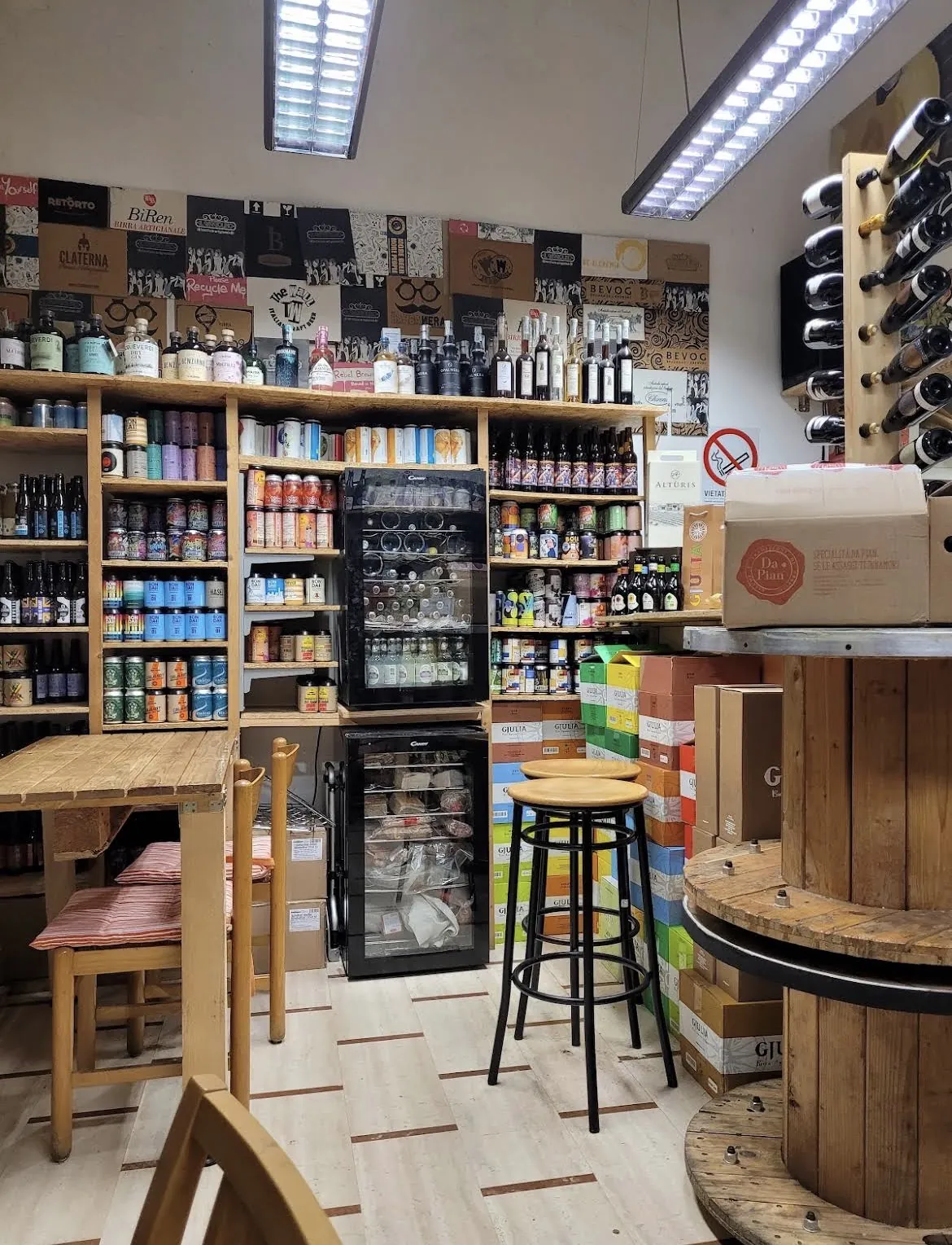 Interno della bottega Musica & Birra